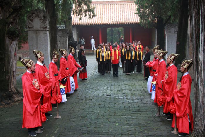 张晋导师带领百余爱能平台教育人在尼山孔庙取土取圣水