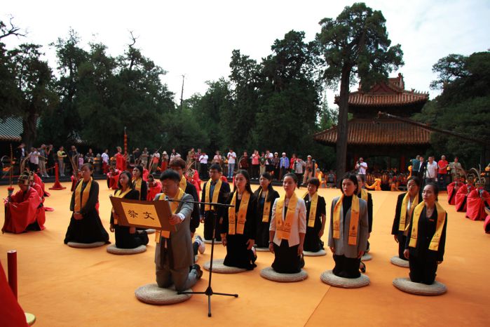 张晋导师带着千位教育人和智慧父母在孔庙大成殿祭拜至圣先师孔子