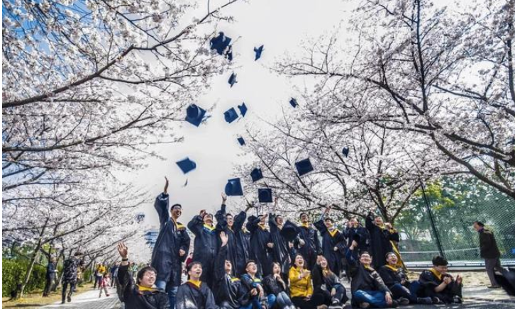 港真的，这个社会并不需要那么多的大学生 需要的是各种专业技术人才！